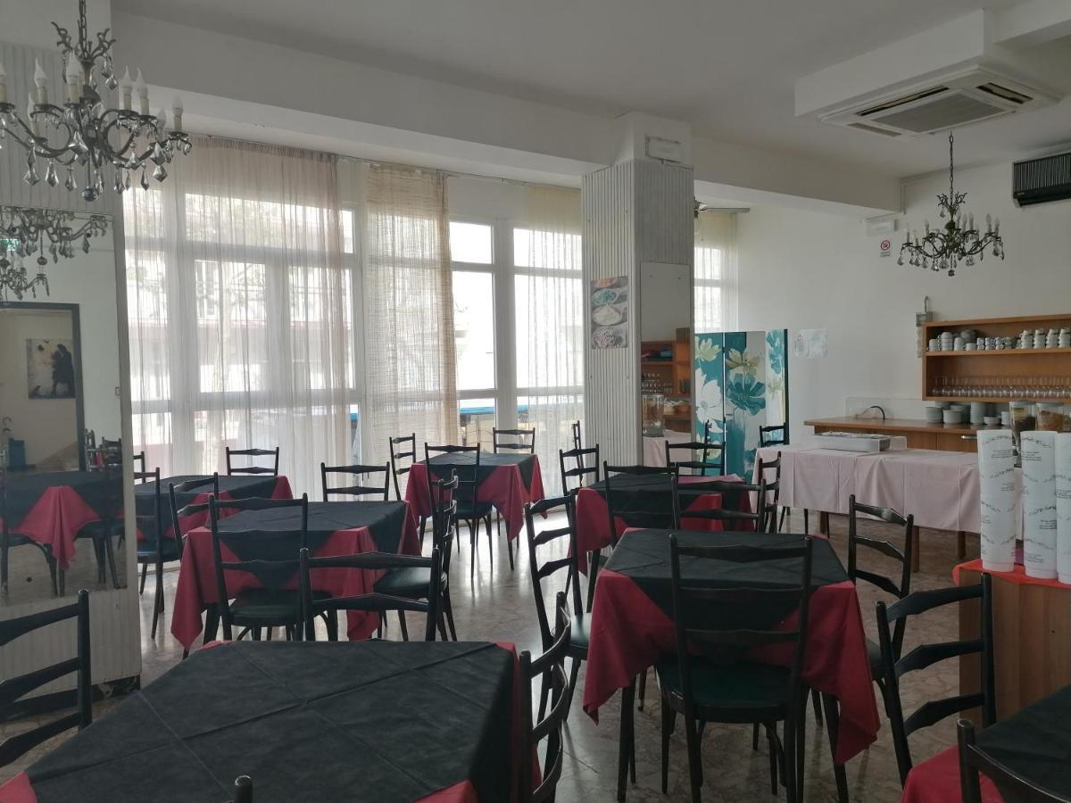 Hotel Nova Dhely Rimini Exterior photo